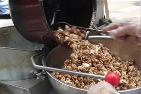 天津大姨街头卖了16年爆米花！60种口味，15元一大盆！酥脆香甜~视频封面