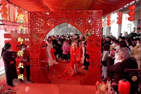 今天的婚礼现场，新娘给娘亲这一拜，现场感动所有亲朋戚友视频封面