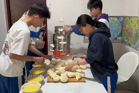 有点急事回老家了，大嫂给四胞胎蒸的排骨大包子视频封面