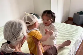 家里三个小宝宝，这下吵翻天了，这个哭完那个哭，老肖一晚没睡视频封面