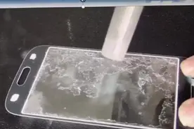 去除手机屏幕上粘胶的小妙招#除胶剂 #除胶 #除胶神器视频封面