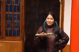 傻儿司令：服务员上菜大比拼，老板娘直接上了个王炸#傻儿司令视频封面