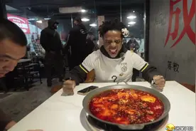 甲亢哥在成都品尝超级辣的火锅最后被辣的鼻涕都出来😂  #甲亢哥视频封面