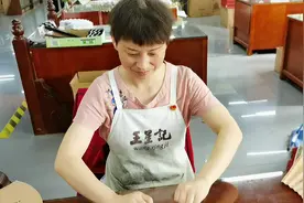 王星记扇子是中国浙江省杭州市的传统手工艺品视频封面