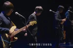 或者我们都不说， 把想念留存着， 等序幕再次拉开的时刻，