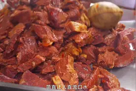 飘香70年的红烧牛肉面，美味关键竟然是醇香浓郁的双汤底