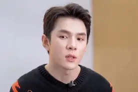 网友恶搞李佳琦吹羽毛，太搞笑了吧！#李佳琦