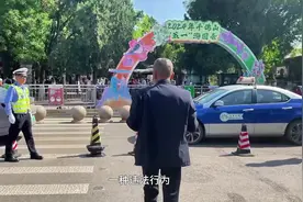 千佛山北门不少车选择实线掉头，大多是找不到停车场