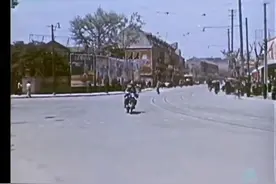 1959年的上海街景，机动车非常少的年代，市区的有轨电车还在运营视频封面