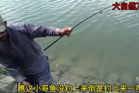 老哥去钓鱼，鱼没钓上来却钓上来一条蛇，这下把小哥吓得不轻！视频封面