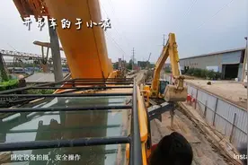 80吨吊车配重带的不够，这波操作你给打几分？工人师傅直呼