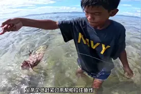 小男孩接连从海滩钓到几条石斑鱼#户外捕鱼 #出海捕鱼 #海钓船钓视频封面