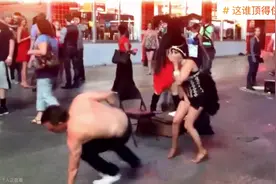 女伴在表演途中突然失禁尿了男伴一身😂#这操作都看傻了