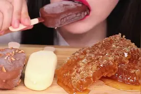 【Zoey】 脆皮巧克力冰淇淋+蜂蜜巢
#美食 #妈呀太香了 #咀嚼音视频封面