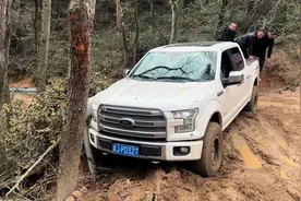 北京猛禽高手挑战成佛坡，掉进坦克400弄的坑里，只能靠挖机救援视频封面