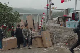 新娘子家陪嫁的嫁妆多到要用几辆拖砖的车子才能拖得完。视频封面