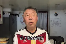 北京东四十条，大爷住着五十年老楼房有点挤，说起退休金不好意思视频封面