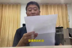 丈夫与男人手拉手散步视频封面