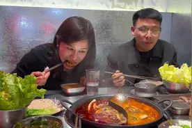 妹妹用压岁钱请客吃火锅，婷婷敞开肚皮大胆吃，又麻又辣真过瘾视频封面