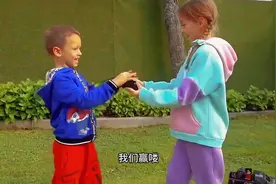 小男孩买了一辆超大的遥控车，他竟然用积木搭建出赛车道，真好玩视频封面