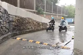 外卖小哥接了三个同城远单，中途下暴雨也挡不住前行的步伐视频封面