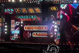 凤凰传奇中场换装期间，全场大合唱《不再犹豫》！✌️ #不再犹豫