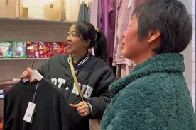 婆婆平时都舍不得买新衣服，总认为旧衣服将就能穿就舍不得扔