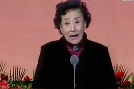 时年八十四岁的京剧表演艺术家李慧芳老师反串老生，唱空城计名段