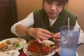 为什么在美国服务员一个月可以赚5-6千美元？因为小费真的很可观视频封面