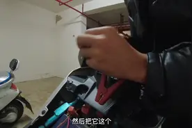 用汽车应急启动电源给摩托车搭火#电瓶亏电 #摩托车亏电视频封面
