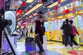 跳舞机小姐姐穿拖尾裙搭配高跟，宣美的siren#纯欲天花板 #社牛视频封面