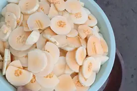 鹅和鸳鸯也喜欢吃冰糖蜜瓜。给它们改善改善伙食！