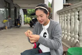 以前的老房子房檐下面一定会挂满红色的辣椒，黄色的玉米