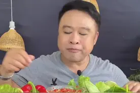 三文鱼刺身和芥末的组合，搭配自家蘸酱，味道肯定没治啦视频封面