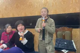 老凯组织大家庭聚餐，吃完饭又去唱k，妹夫第一次出镜很神秘！视频封面