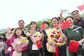 究竟要用怎样的文字才能表述这些画面所传达的情感呢？ #毕业典礼视频封面