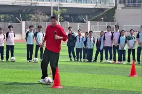 推动足球事业发展应从基层做起，从孩子抓起