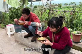 村花说吃面要端到院坝里蹲着吃才有灵魂，这就是四川人的松弛感吧
