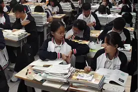 教室的温馨瞬间从同桌与你眼神相对时开始～#记录校园生活视频封面