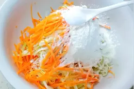 包菜和胡萝卜搭配这么做，简单又营养，低卡又快速的早餐。