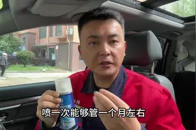 雨天开车玻璃起雾怎么办？修理工现场演示解决方法，简单又有效！