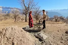 伊朗游牧民族单亲爸爸达利与儿子的生活，今天家人过来帮忙。视频封面