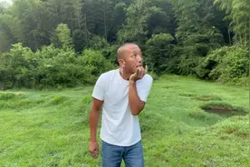 鸟王，学各种动物叫。 太搞笑了。