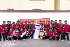 恭喜张老师结婚了 他们班学生来给他拉个横幅👍🏾#德宏跟拍视频封面