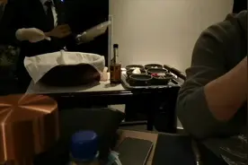 忙碌了一周的女工终于有时间晚上出去吃顿好的