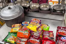 沈阳街头7元泡面，有蛋有肠，老板甚至在开直播？#路边摊美味