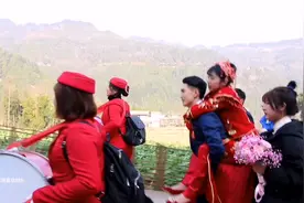 四川农村结婚，新郎背着新娘走回家，一点路都不让新娘子走视频封面