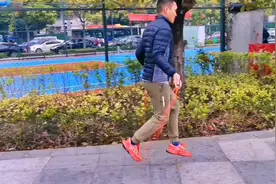 1分钟快速掌握单脚交换脚跳绳练习方法，快速提高你的跳绳成绩。