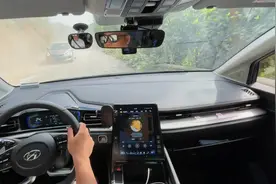 这条路正在改造，全是碎石子，他们说经常开这路容易损坏车胎视频封面