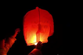 #许愿孔明灯 今天给大家出一期关于放飞孔明灯的详细教程